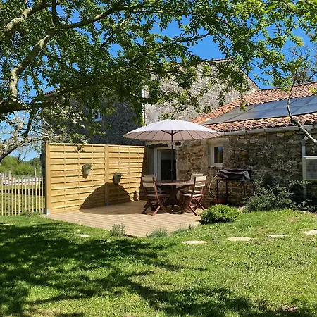 Le Domaine Du Petit Bois, L'etable Varzay