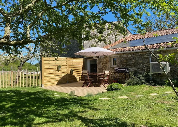 Le Domaine Du Petit Bois, L'etable Varzay