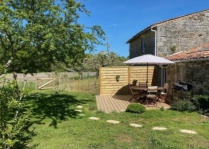 Le Domaine Du Petit Bois, L'etable Feriehus Varzay